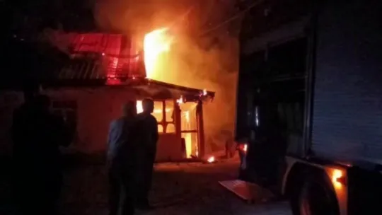 Sakarya'da tek katlı ev alev alev yandı