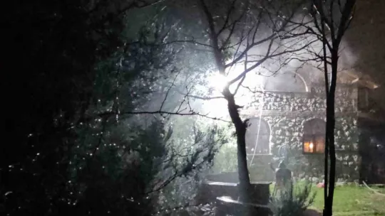 Sakarya'da tek katlı ev alevlere teslim oldu