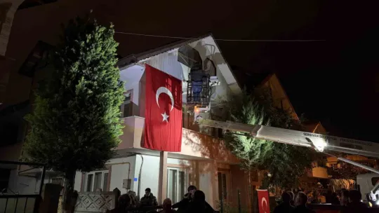 Sakaryalı şehidin baba ocağına Türk bayrağı asıldı