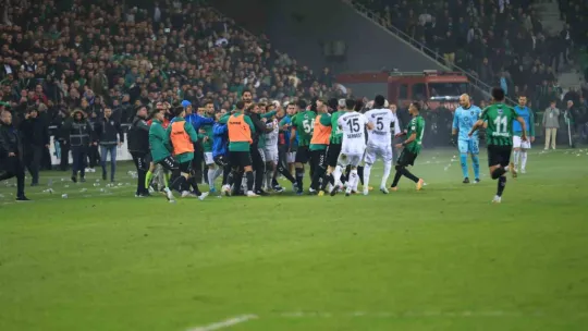 Sakaryaspor-Kocaelispor maçında ortalık karıştı!