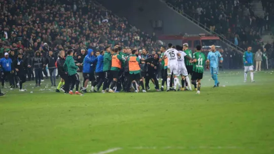 Sakaryaspor-Kocaelispor maçında ortalık karıştı!