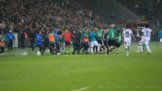 Sakaryaspor-Kocaelispor maçında ortalık karıştı!