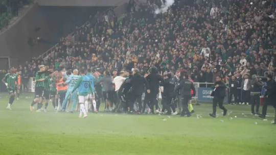 Sakaryaspor-Kocaelispor maçında ortalık karıştı!