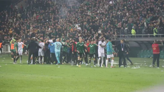 Sakaryaspor-Kocaelispor maçında ortalık karıştı!