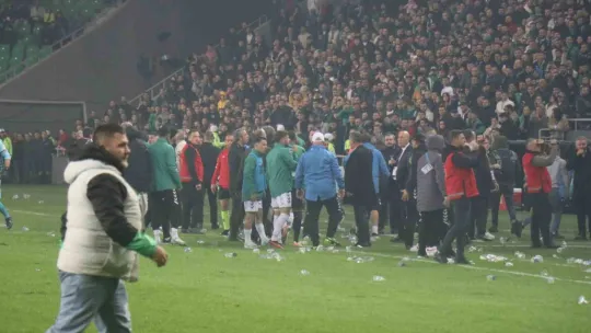 Sakaryaspor-Kocaelispor maçında ortalık karıştı!