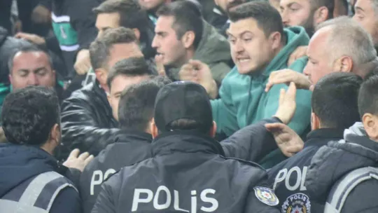 Sakaryaspor-Kocaelispor maçında ortalık karıştı!