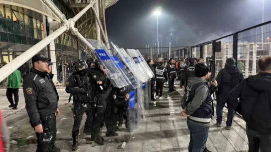 Sakaryaspor-Kocaelispor maçında ortalık karıştı!