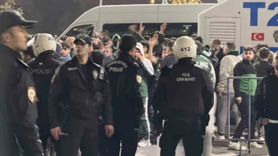 Sakaryaspor-Kocaelispor maçında ortalık karıştı!