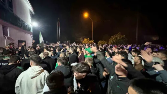 Sakarya, Kocaelispor galibiyetinden sonra sokaklara döküldü
