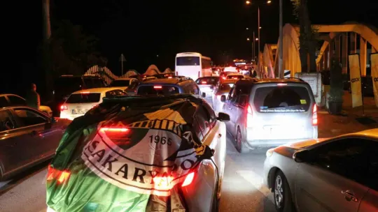 Sakarya, Kocaelispor galibiyetinden sonra sokaklara döküldü