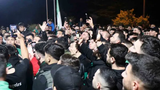 Sakarya, Kocaelispor galibiyetinden sonra sokaklara döküldü