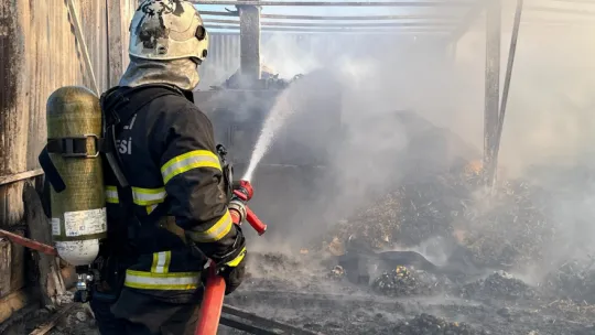 Samanlıkta yangın çıktı, mahalleli ve itfaiye seferber oldu
