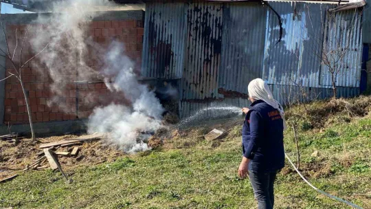 Samanlıkta yangın çıktı, mahalleli ve itfaiye seferber oldu