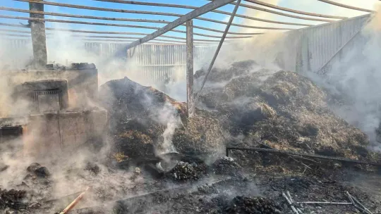 Samanlıkta yangın çıktı, mahalleli ve itfaiye seferber oldu