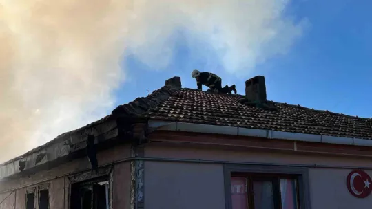 Samanlıkta yangın çıktı, mahalleli ve itfaiye seferber oldu