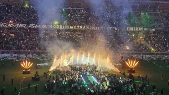Şampiyon Kocaelispor kupasını binlerce taraftarı önünde kaldırdı
