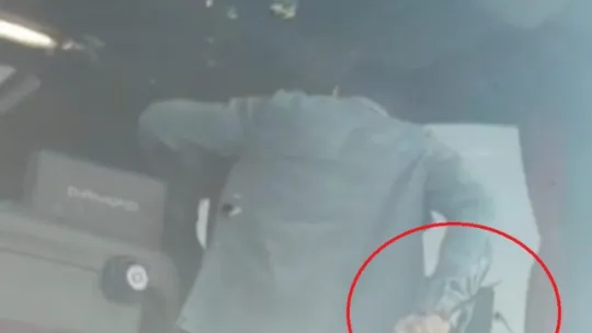 Otobüsü kaçırmak istedi!