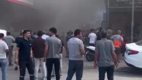 Sanayi sitesinde iş yeri yangını: Siyah dumanlar gökyüzünü kapladı
