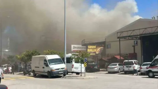 Sanayi sitesinde iş yeri yangını: Siyah dumanlar gökyüzünü kapladı