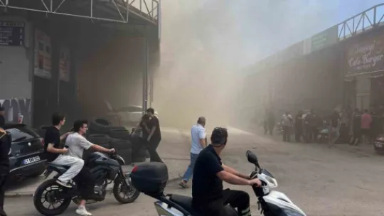 Sanayi sitesinde iş yeri yangını: Siyah dumanlar gökyüzünü kapladı