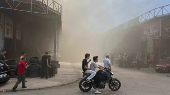 Sanayi sitesinde iş yeri yangını: Siyah dumanlar gökyüzünü kapladı