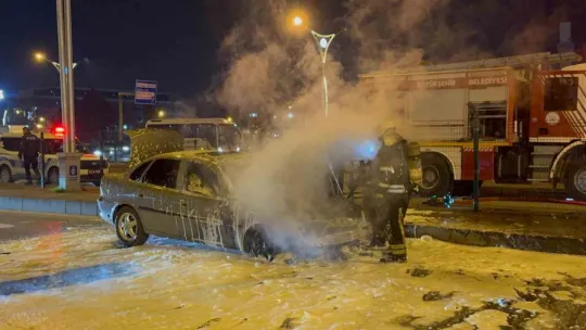 Sanayiden yeni çıkan araba alev alev yandı