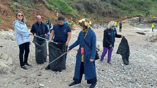 Sardala Koyu'ndan 30 poşet atık toplandı
