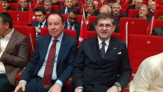 Sarıbay salonda alkış istemedi
