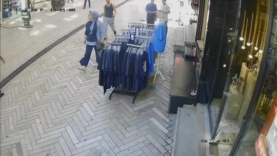 Şaşırtan hırsızlık: Dükkanın önündeki sigara paketini çaldı
