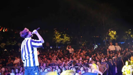 Sefo konserinde gençler birbirine girdi