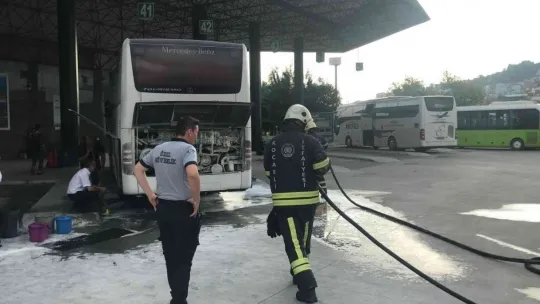 Şehirler arası otobüsten yükselen dumanlar paniğe sebep oldu