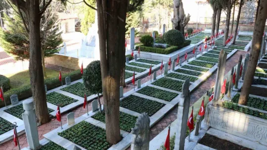 Şehit mezarları çiçeklerle donatıldı