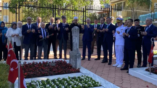 Şehitliklerde hüzünlü bayram