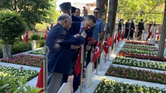 Şehitliklerde hüzünlü bayram