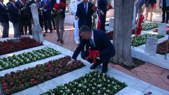 Şehitliklerde hüzünlü bayram