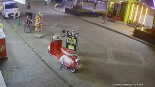 Şehrin göbeğinde onlarca kişi birbirine girdi: 2 yaralı, 4 gözaltı