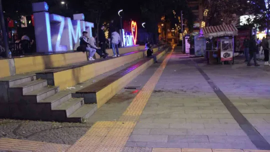 Şehrin göbeğinde onlarca kişi birbirine girdi: 2 yaralı, 4 gözaltı