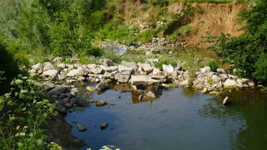Sel sebebiyle zarar gören köprü yıkılma tehlikesi geçiriyor