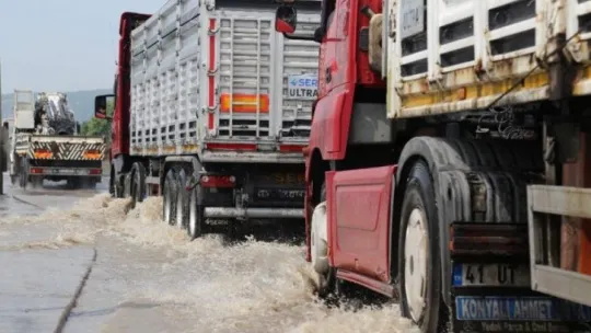 Sel suları ile kapanan Dilovası D-100 karayolunda tahliye çalışmaları sürüyor