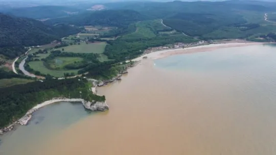 Sel suları Karadeniz'i kahverengiye bürüdü