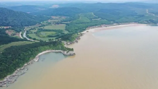 Sel suları Karadeniz'i kahverengiye bürüdü
