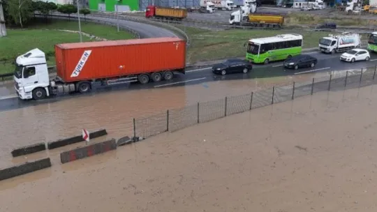 Sel sularının vurduğu Kocaeli'de D-100 kara yolu çift yönlü trafiğe kapandı