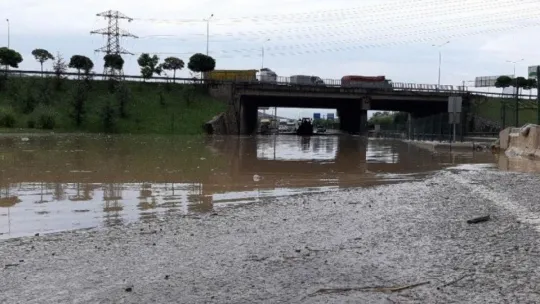Sel sularının vurduğu Kocaeli'de D-100 kara yolu çift yönlü trafiğe kapandı