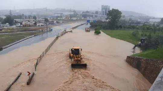 Sel sularının vurduğu Kocaeli'de D-100 kara yolu çift yönlü trafiğe kapandı