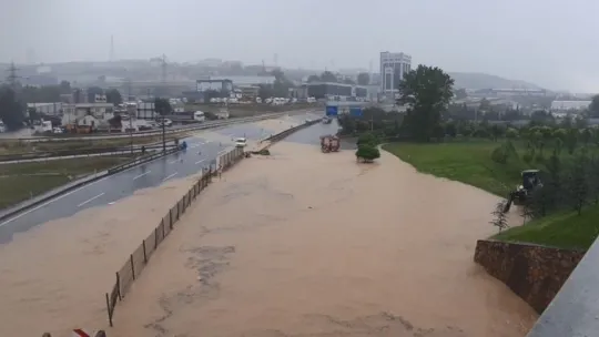 Sel sularının vurduğu Kocaeli'de D-100 kara yolu çift yönlü trafiğe kapandı