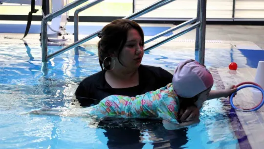 Serebral palsili Duru'nun tedavisi suyun gücüyle destekleniyor