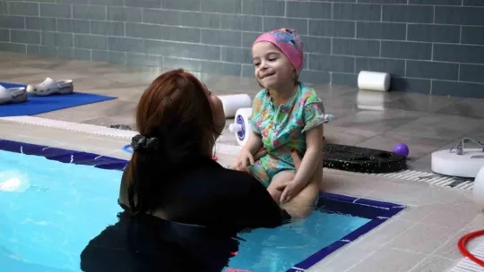 Serebral palsili Duru'nun tedavisi suyun gücüyle destekleniyor