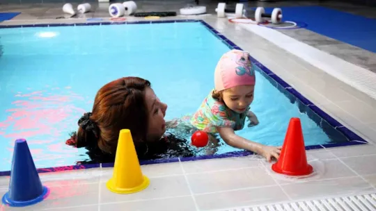 Serebral palsili Duru'nun tedavisi suyun gücüyle destekleniyor