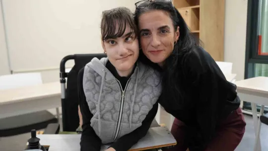 Serebral palsili Şevval, Korece ve İngilizce öğrenip köşe yazarı oldu