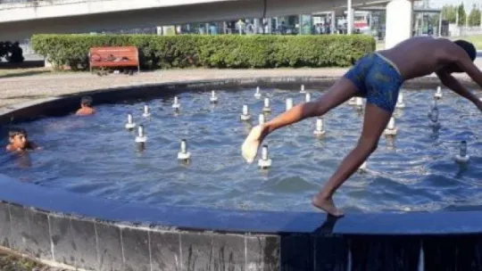 Serinlemek için 220 volt elektriğin içinde yüzdüler